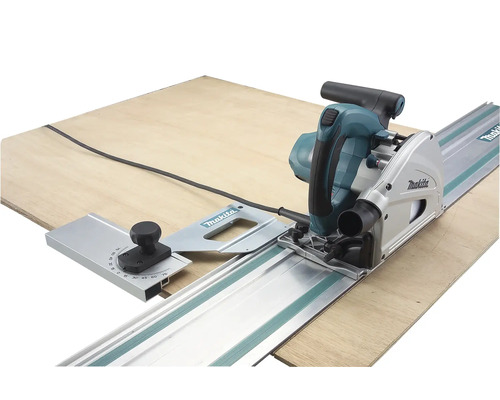 Makita Tauchsäge mit Führungsschiene auf Holzplatte