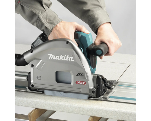 Makita Tauchsäge im Einsatz auf einer Führungsschiene
