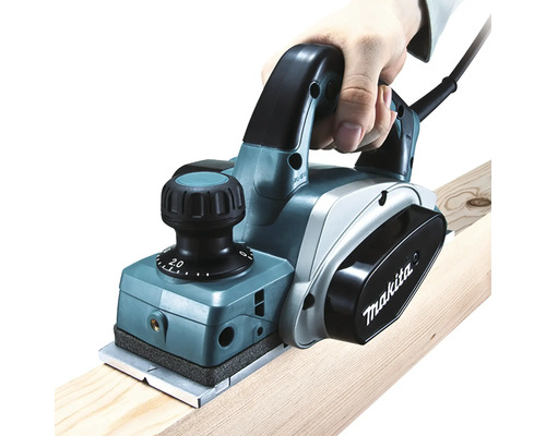 Elektrohobel im Einsatz auf einem Holzbrett, Marke Makita