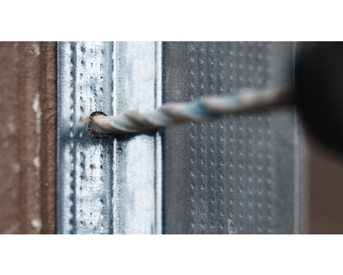 Bohren eines Lochs in ein Metallprofil