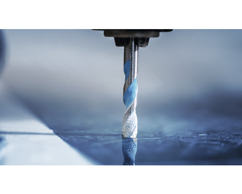 Nahaufnahme eines Spiralbohrers in einer Bohrmaschine