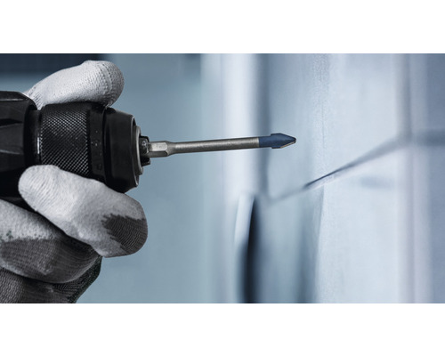 Bohrmaschine mit Glasbohrer in der Anwendung