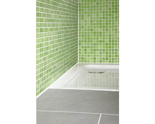 Badezimmer Ecke mit grünen Mosaikfliesen, Duschwanne und grauen Bodenfliesen
