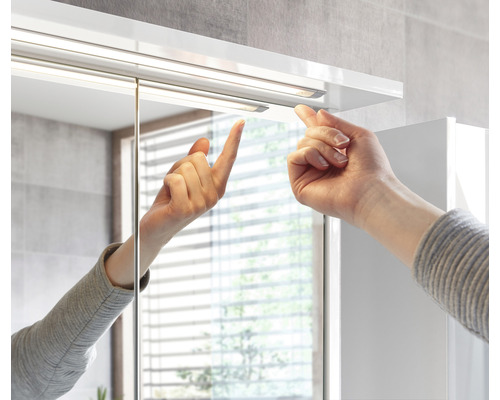 Badezimmer Szene mit Spiegelschrank und Hand, die den Spiegelschrank berührt