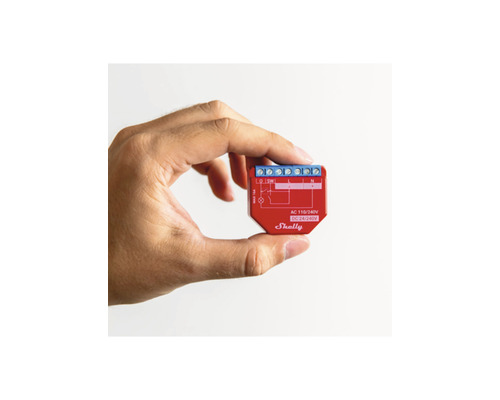 Shelly Logo in einer Hand gehaltenes Relais zur intelligenten Steuerung