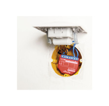 Eingebauter Smart Home Lichtschalter mit blauen Kabeln in gelber Wanddose