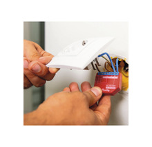 Installation eines Smart Home Relais hinter einem Lichtschalter.