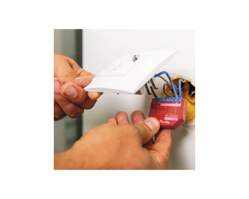 Installation eines Smart Home Relais hinter einem Lichtschalter.