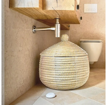Badezimmer Szene mit Waschtischunterschrank, Siphon und Korb mit Deckel.
