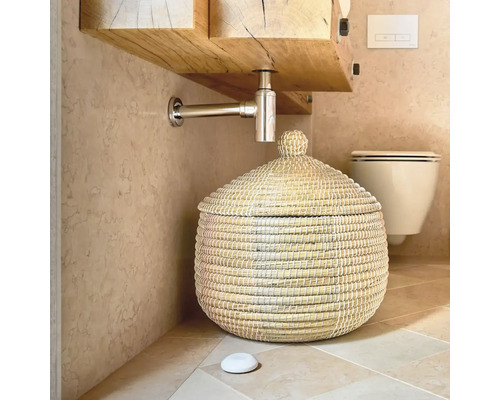 Badezimmer Szene mit Waschtischunterschrank, Siphon und Korb mit Deckel.