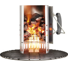 Anzündkamin mit glühenden Kohlen auf einem Grillrost