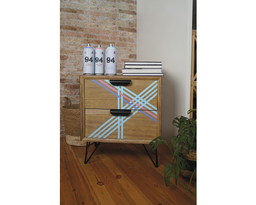 Nachttisch aus Holz mit Schubladen, verziert mit Farbbanddesign und Sprühdosen auf der Oberseite