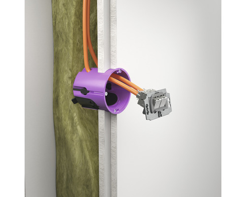 Installationsdose mit Schalter und Kabel in der Wand