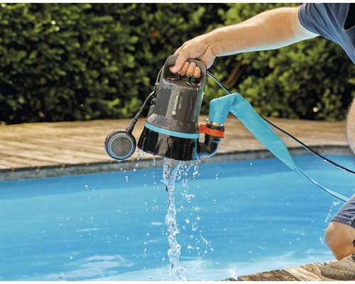 Gardena Schmutzwasserpumpe wird über einem Pool verwendet
