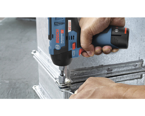 Akkuschlagschrauber im Einsatz an einer Metallkonstruktion