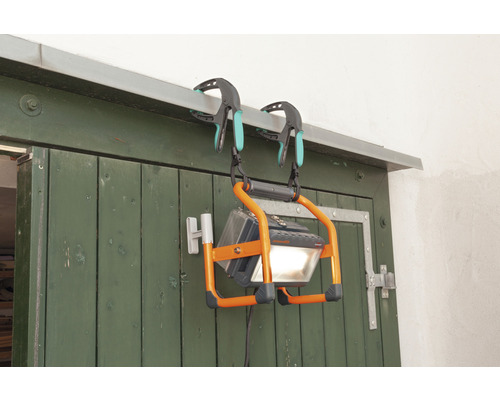 LED-Baustrahler, aufgehängt mit Klemmen an einer Tür