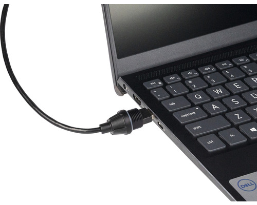 Laptop mit angeschlossenem USB Kabel