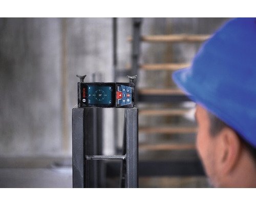 Bosch Logo. Digitaler Neigungsmesser auf einem Metallstück.