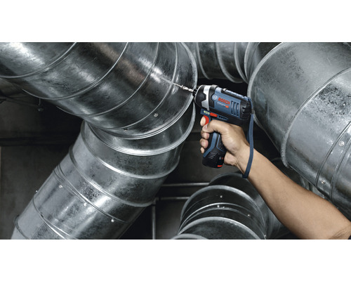 Akkuschlagschrauber im Einsatz an Lüftungsrohren