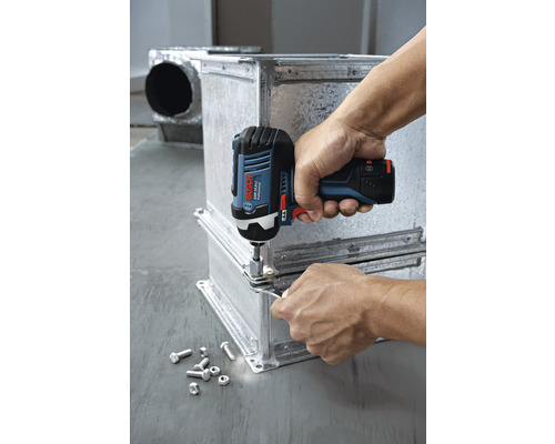 Anwendung eines Bosch Akku-Schlagschraubers zum Befestigen von Schrauben an einem Metallgehäuse