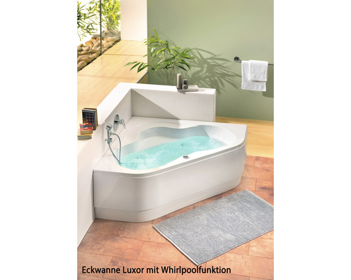 Eckbadewanne Luxor mit Whirlpoolfunktion im Badezimmer