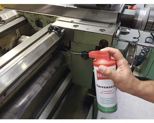 Anwendung von Universalöl zur Maschinenwartung.