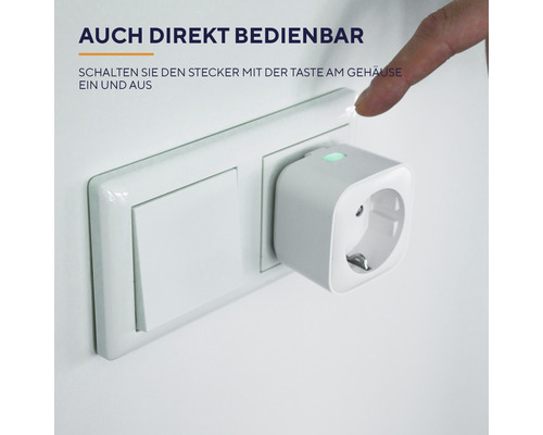 Eine smarte Steckdose ist in eine Wandsteckdose gesteckt und wird per Finger bedient.