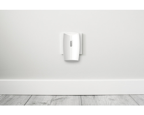 Elektrischer Duftspender für die Steckdose an einer Zimmerwand.