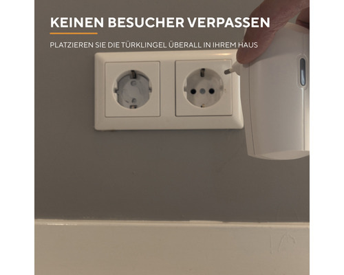 Drahtlose Türklingel wird in eine Steckdose gesteckt