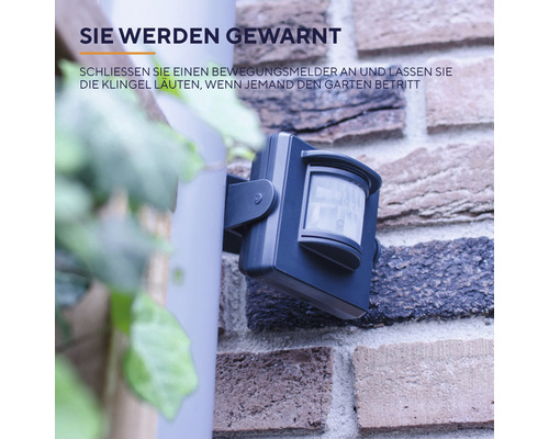Bewegungsmelder zur Gartenüberwachung an einer Backsteinmauer