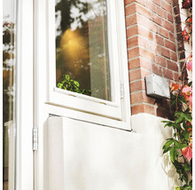 Fenster mit Mauerwerk und Außensteckdose