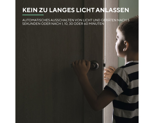 Kind öffnet Tür mit Hinweis zum automatischen Ausschalten von Licht und Geräten