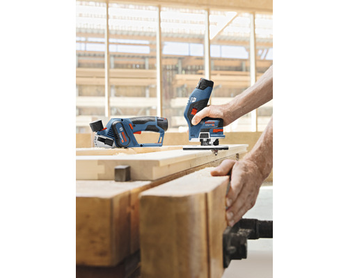 Akku Hobel und Akku Multifunktionsfräse auf einer Werkbank