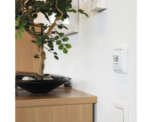 Raumszene mit Bewegungsmelder an der Wand