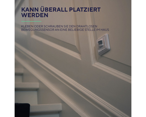 Drahtloser Bewegungssensor an einer Wand in der Nähe einer Treppe