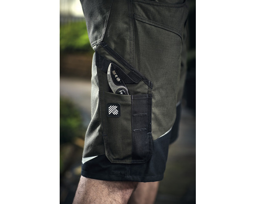 Detailaufnahme von Arbeitsshorts mit Gartenschere in der Tasche