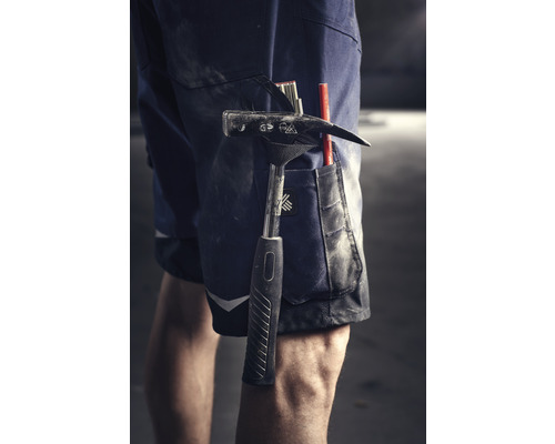 Nahaufnahme von Arbeitsshorts mit Hammer, Zollstock und Stift in der Tasche