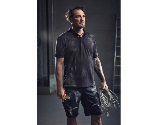 Handwerker hält Zange und Kabel