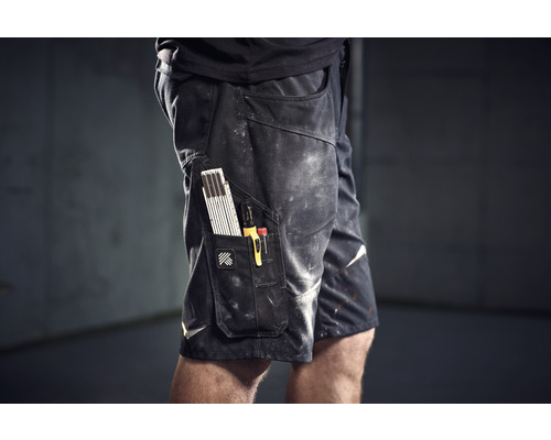 Arbeitsshorts mit Zollstock, Stift und Schraubenzieher in der Tasche