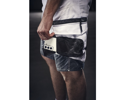 Nahaufnahme von Arbeitsshorts mit Handytasche und Smartphone
