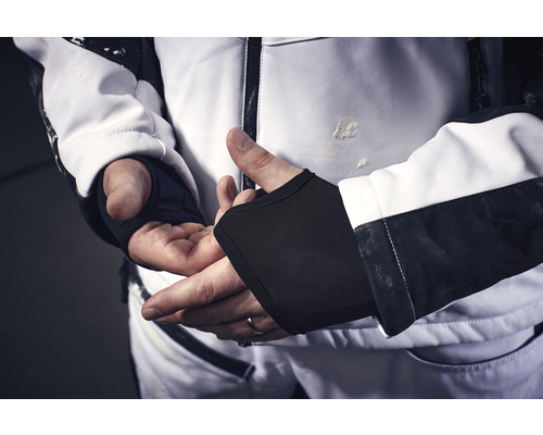 Person trägt Arbeitsjacke mit integrierten Handgelenkwärmern