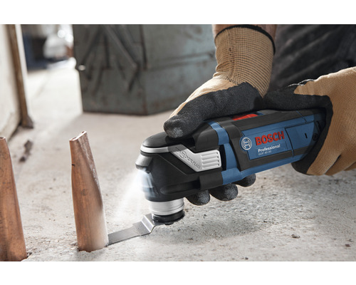 Bosch Professional Multifunktionswerkzeug im Einsatz zum Schneiden von Rohren