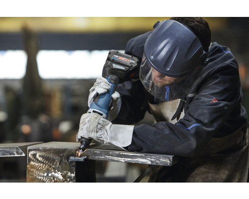 Metallbearbeiter mit Akku-Blechknabber bearbeitet Metall