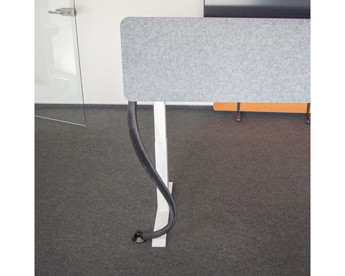Schreibtisch mit Kabelschlauch zur Kabelführung