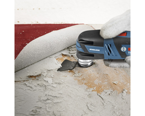 Multifunktionswerkzeug im Einsatz zum Entfernen von Material