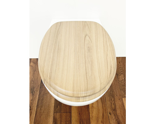 Toilette mit Toilettendeckel in Holzoptik