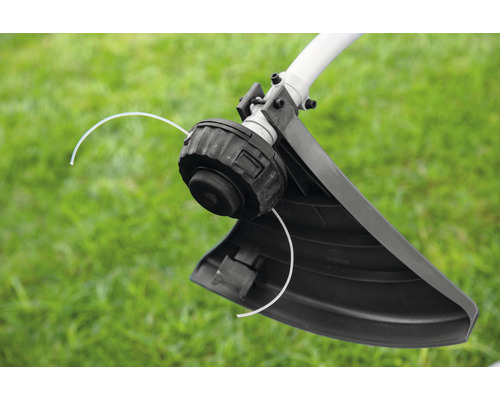 Detailansicht eines Rasentrimmers mit Trimmerfaden und Schutzvorrichtung