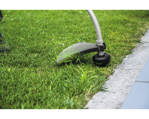 Rasentrimmer im Einsatz zum Kantenschneiden von Gras