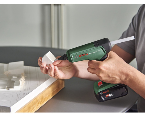 Akku-Heißklebepistole im Einsatz für Modellbauarbeiten