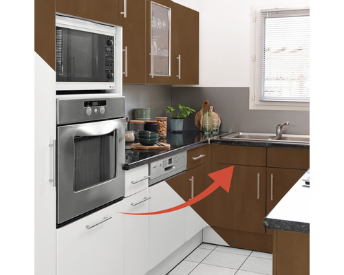 Küchenszene mit Einbaugeräten und Küchenschränken